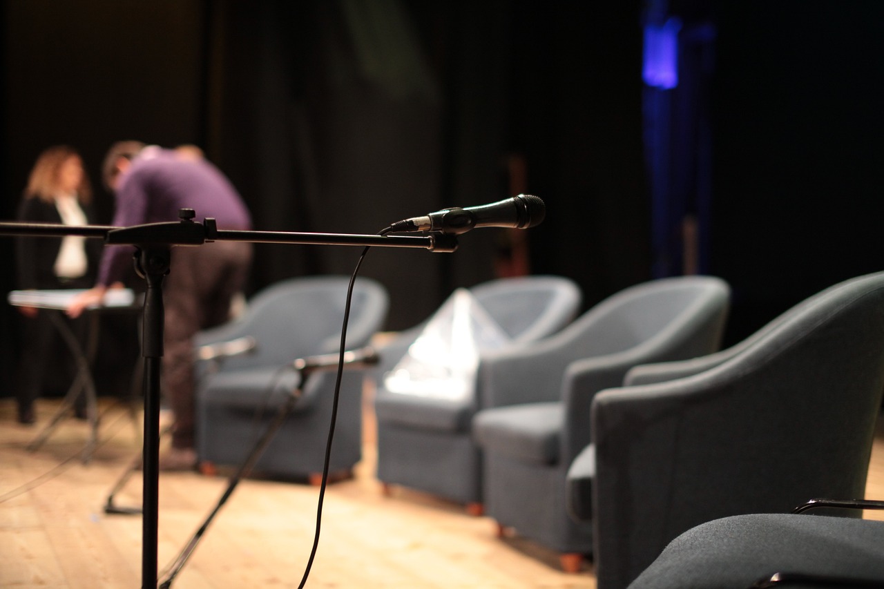 teatro, sofa, microphone-2422466.jpg